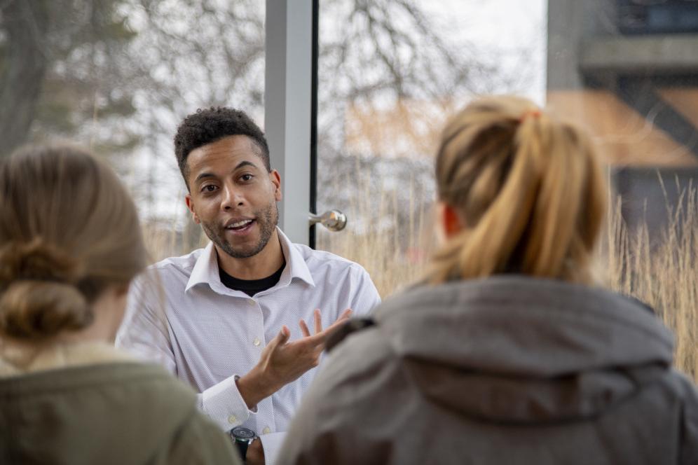 A recruiter speaks to Carthage students during a Pre-健康 Fair. 的 Aspire Network provides Car...